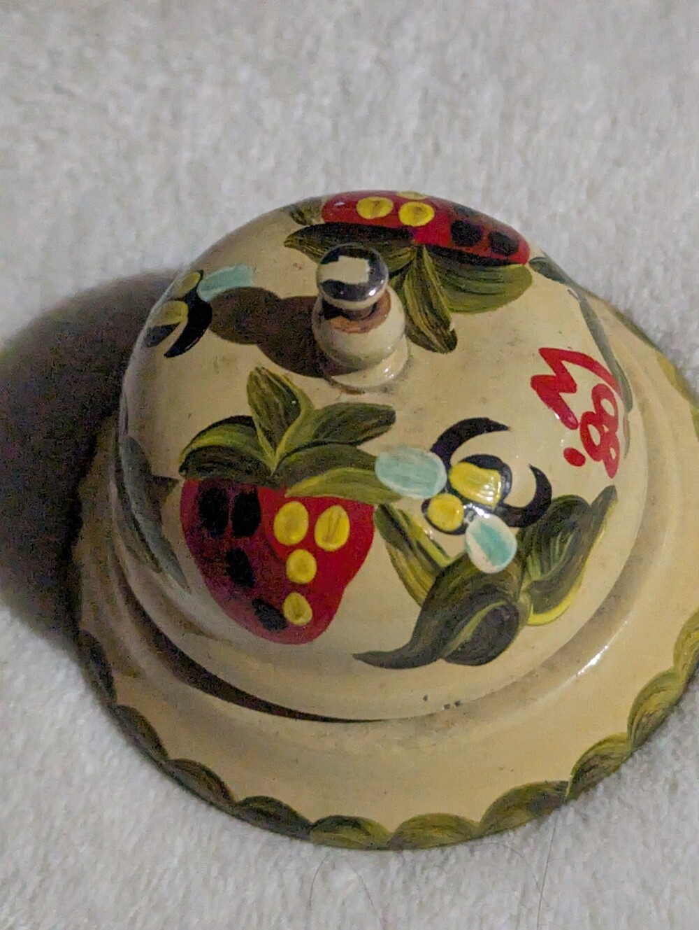 Hand-Painted Cream Ceramic Decorative Customer Service with Red Strawberry Motif